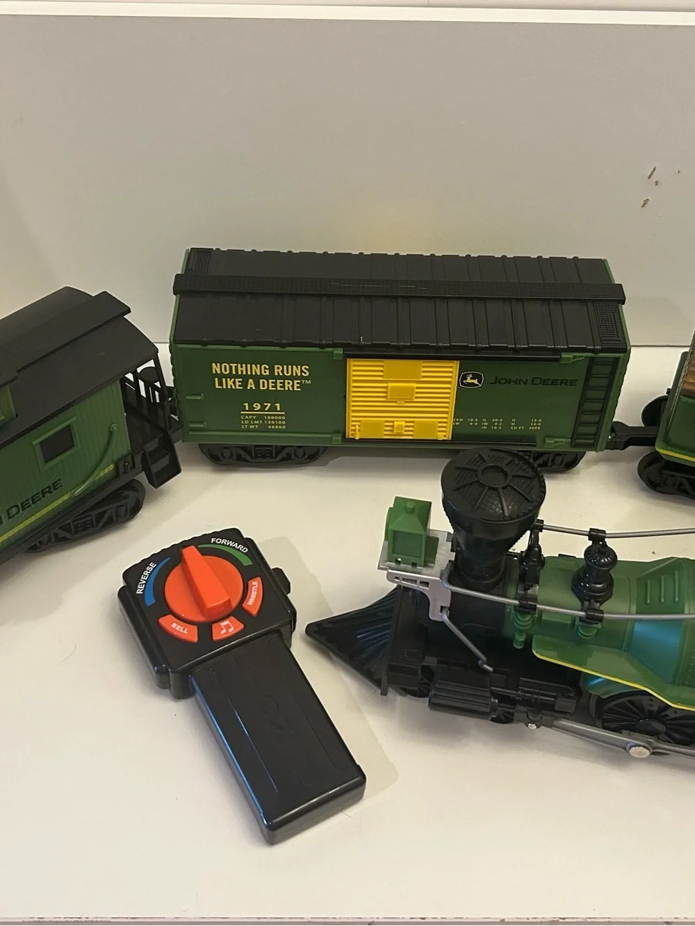 Lionel Trains John Deere Ready-to-Play Train Set RC